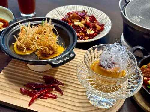 ▲「港點女王」鄭智善X開飯川食堂推出「麻辣奶油金絲蝦球」、「鳥巢焦糖南瓜布丁」兩道聯名菜。（圖／記者蕭涵云攝）