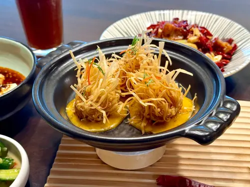 ▲連韓國人都吃不到的「麻辣奶油金絲蝦球」，台灣「開飯川食堂」就有賣。（圖／記者蕭涵云攝）