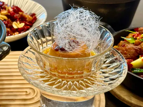▲鄭智善華麗的「拔絲」，為台灣人最喜歡的布丁帶來浮誇裝飾。（圖／記者蕭涵云攝）