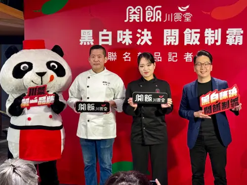 ▲饗賓集團研發主廚孔繁仁（圖左二）、鄭智善（右二）較勁「拔絲」絕活。（圖／記者蕭涵云攝）