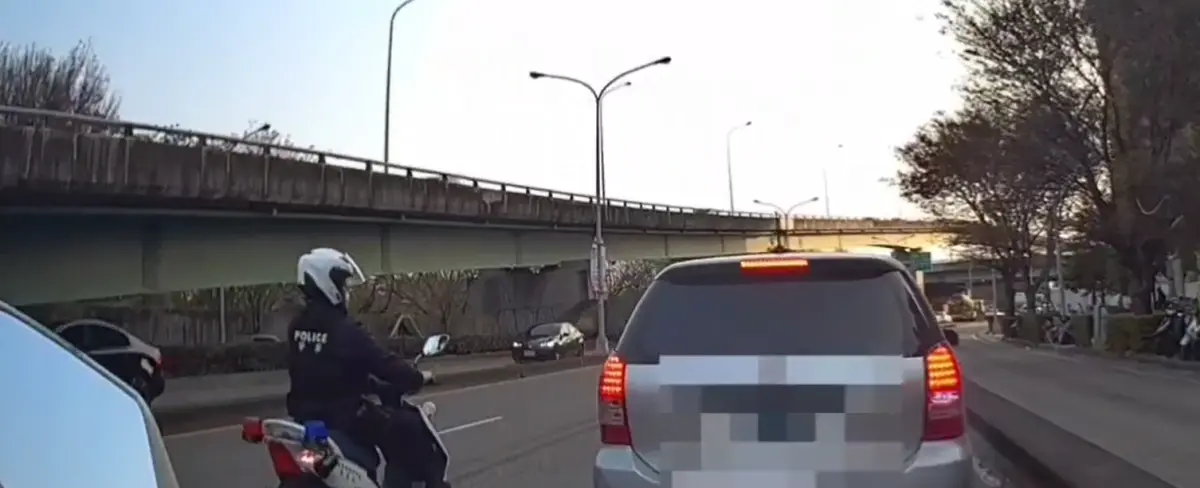 ▲台中烏日警方19日攔查違規，車上3名逃逸失聯移工企圖開車逃跑，讓目擊民眾以為發生警匪對峙。（圖／警方提供）