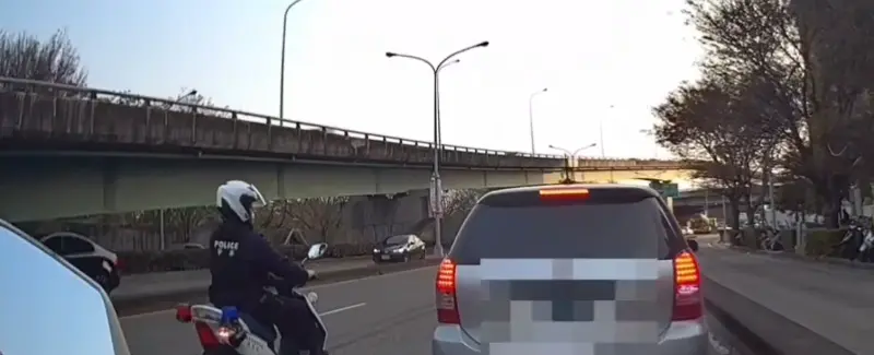 動作片！台中高鐵站警匪對峙　違規攔停竟意外抓3名失聯移工