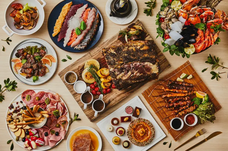 ▲WBC世界棒球經典賽資格賽將於明（21）日開打，各家業者紛紛推出優惠活動響應，新板希爾頓推出吃到飽餐廳「悅市集全日餐廳」消費者穿上中華隊球衣用餐，享「四人同行．一人免費」。（圖／新板希爾頓提供）