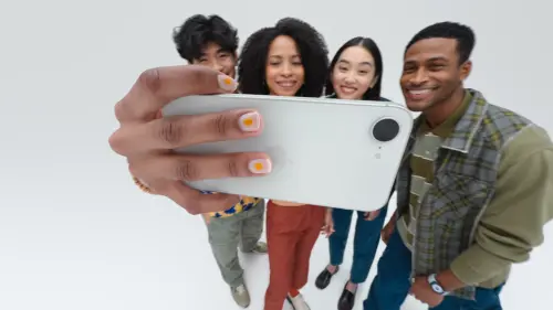 ▲iPhone 16e維持SE系列的單顆鏡頭設計，但畫素提升到4800萬，且配置A18晶片，是目前蘋果最便宜的AI手機。（圖／翻攝官網影片）