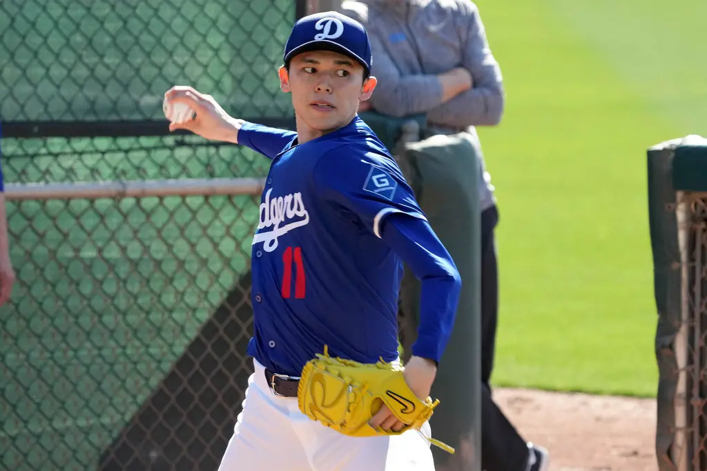 ▲日本「令和怪物」佐佐木朗希20日在道奇春訓營進行首次「Live BP」，吸引大谷翔平、山本由伸、Freddie Freeman等50名隊友與教練觀戰。總教練Dave Roberts強調，球隊不會急於求成。（圖／美聯社／達志影像）