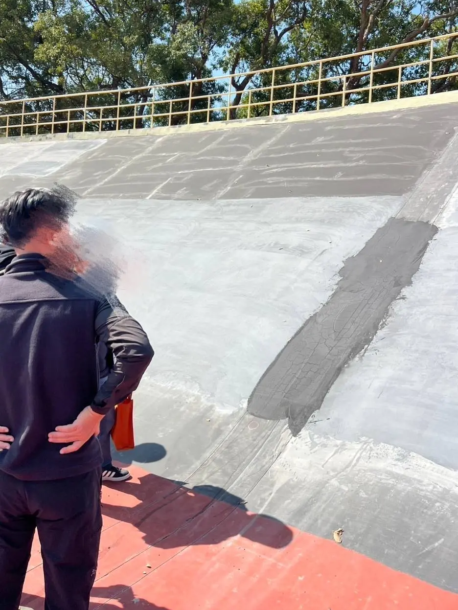 ▲新竹市自由車場年初提供選手試騎時，場地明顯不平整（圖）。時力議員林彥甫痛批，今天車場還沒啟用就害人受傷，竹市府難辭其咎。（圖／林彥甫提供）