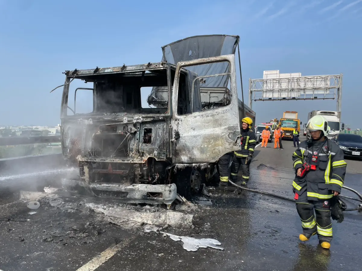▲台88線快速道路20日上午10時許發生火燒車意外，一輛砂石車突然起火燃燒，所幸駕駛及時逃生。（圖／屏東縣消防局提供）