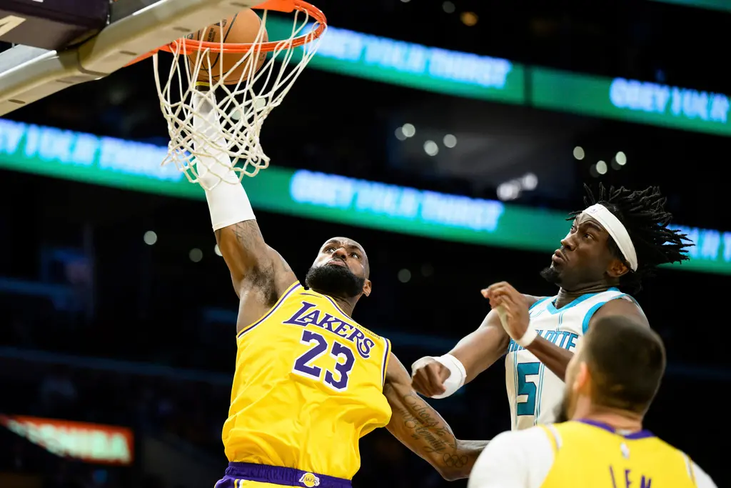 ▲明星賽期間傳出左腳有傷的「詹皇」LeBron James似乎已無大礙，在比賽中單手隔扣Mark Williams，連在場邊的兒子Bronny James都露出驚訝神情。（圖／美聯社／達志影像）