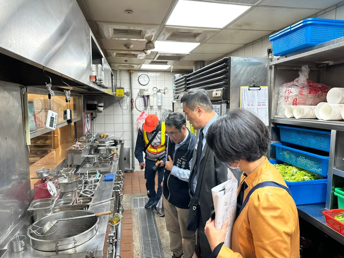 ▲中市府大型百貨商場公安稽查第6天(圖／都發局提供2025.2.20)