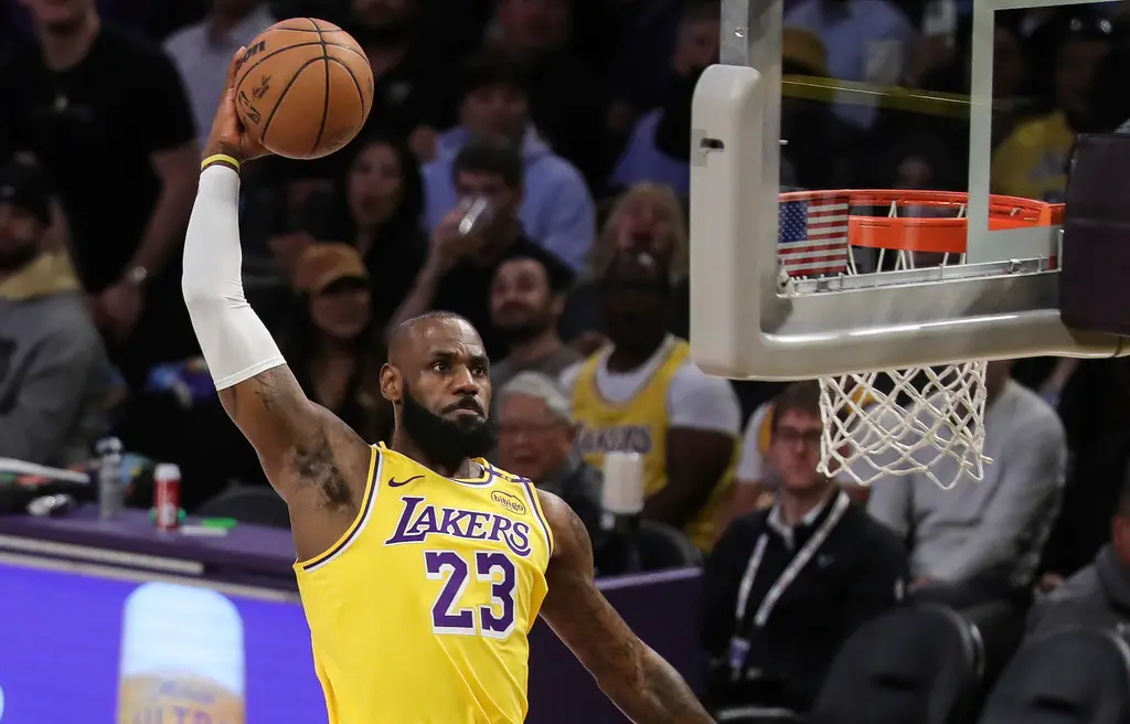 ▲洛杉磯湖人球星LeBron James這一場攻下26分，在第四節轟下16分，成為NBA史上第一位40歲後仍能單節16分的球員。（圖／美聯社／達志影像）