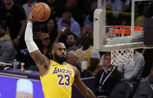 洛杉磯湖人球星LeBron James這一場攻下26分,在第四節轟下16分,成為NBA史上第一位40歲後仍能單節16分的球員。 ▲洛杉磯湖人球星LeBron James這一場攻下26分,在第四節轟下16分,成為NBA史上第一位40歲後仍能單節16分的球員。(圖/美聯社/達志影像)