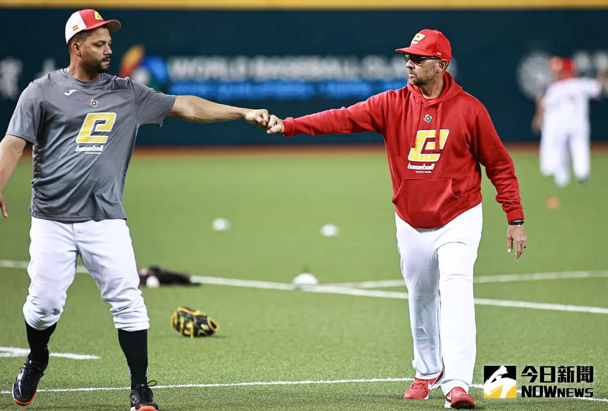 ▲經典賽資格賽西班牙隊總教練普拉達（Nelson Prada）與明天預計對上中華隊先發的投手雷法（Elian Leyva）互相擊拳打氣。（圖／記者葉政勳攝 , 2025.02.20）