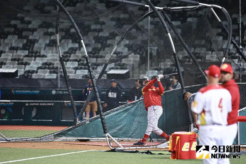 ▲經典賽資格賽西班牙隊打者在打擊練習時頻頻將球轟出全壘打牆之外，展現優異的打擊爆發力。（圖／記者葉政勳攝 , 2025.02.20）
