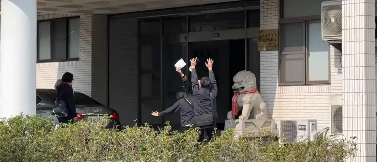 ▲民進黨立委林岱樺20日因涉嫌詐領助理費等案，遭到檢調大搜索，她被帶走時還高喊「政治干預司法、司法干預初選」。（圖／NOWnews攝影中心）