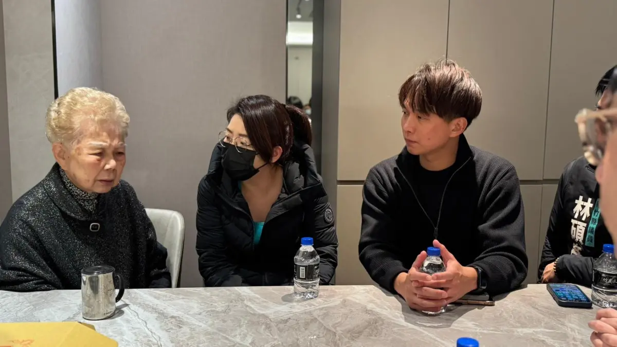 ▲柯媽媽何瑞英（左一）將親自出庭，向法官說明丈夫後事必須跟長子柯文哲商議的訴求。（圖／陳宥丞臉書）