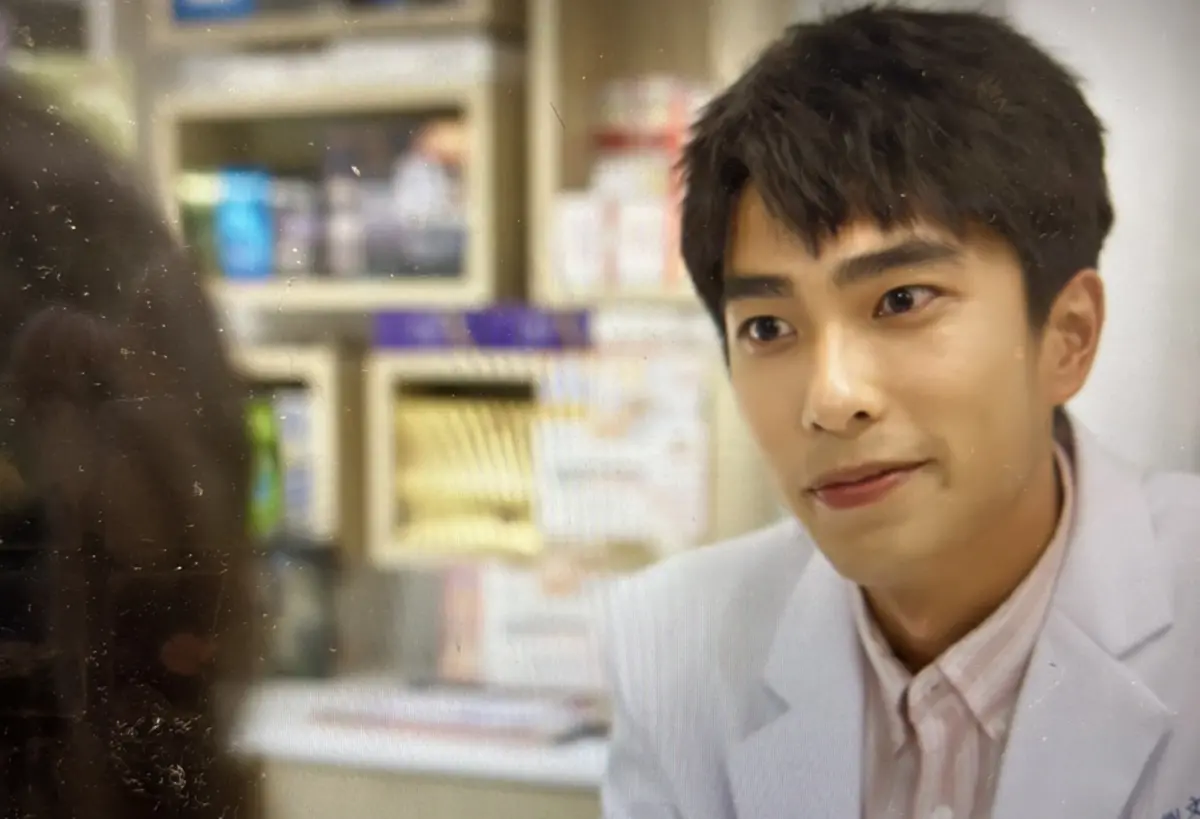 ▲曾敬驊（如圖）在「婚姻清醒神劇」《童話故事下集》中飾演暖男藥師，4大撩妹招數讓柯佳嬿幾度暈船，但後來發現他的暖是對所有人。（圖／翻攝自Netflix）