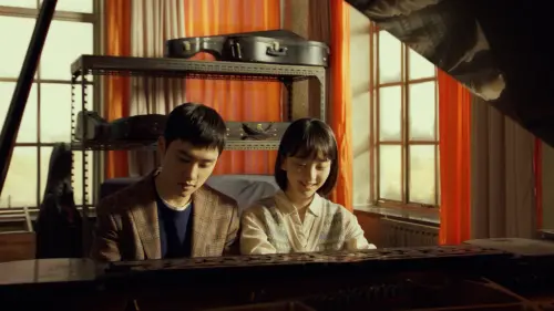 ▲電影《給我一首琴的時間》將在白色情人節3月14日全台上映，改編至《不能說的秘密》，原片中超經典片段四手聯彈的畫面，將由都敬秀攜手元眞兒重現，讓許多影迷超期待。（圖片提供／網銀國際影視）