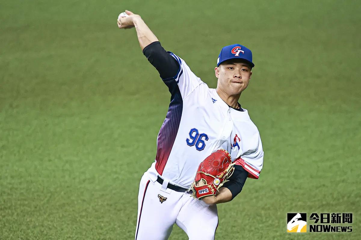 ▲經典賽資格賽官方練習日，中華隊投手孫易磊進行熱身練習。（圖／記者葉政勳攝 , 2025.02.20）