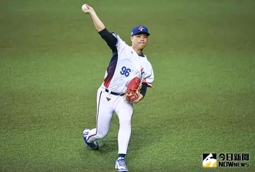 ▲經典賽資格賽官方練習日，中華隊投手孫易磊進行熱身練習。（圖／記者葉政勳攝 , 2025.02.20）