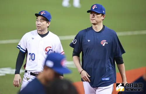 ▲經典賽資格賽中華隊投手教練林岳平（左）、王建民（右）。（圖／記者葉政勳攝 ,資料照）