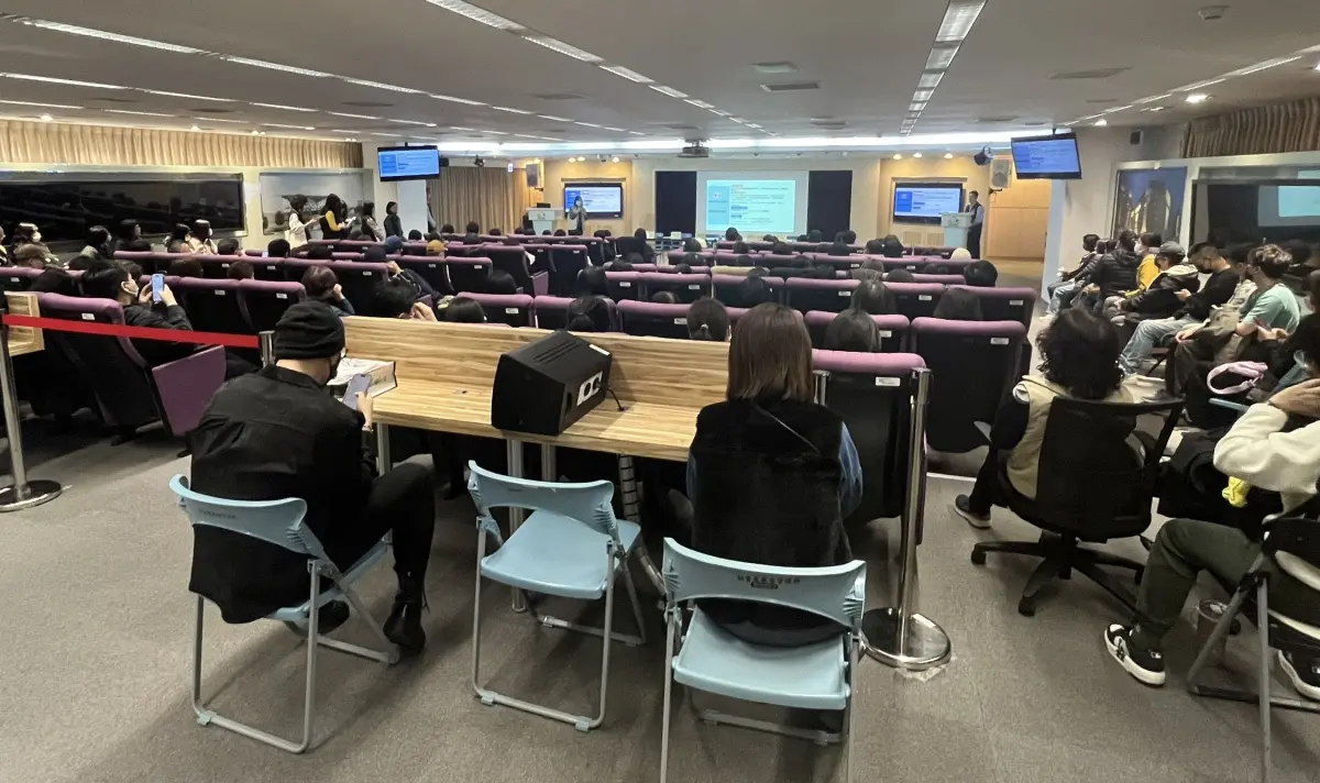 ▲台中市政府勞工局為新光三越氣爆案舉辦勞工權益說明會，首場有近100名員工、29個櫃位廠商到場。（圖／台中市政府提供，2025.02.20）