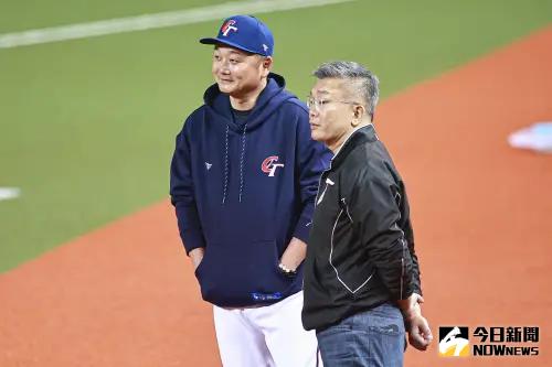 ▲經典賽資格賽中華隊總教練曾豪駒（左）和中職會長蔡其昌（右）。（圖／記者葉政勳攝 , 2025.02.20）