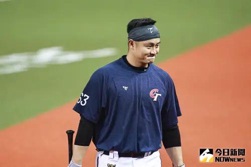 ▲經典賽資格賽中華隊捕手蔣少宏進行熱身練習。（圖／記者葉政勳攝 , 2025.02.20）