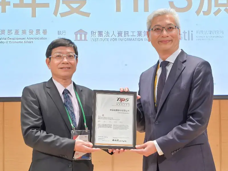▲中鋼公司再度通過台灣智慧財產管理制度(TIPS)驗證，由總經理陳守道(左)接受經濟部產業發展署副署長鄒宇新(右)頒證。(圖／中鋼公司提供)