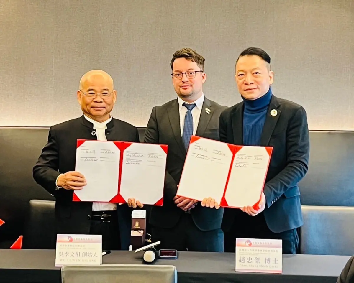 ▲台灣波蘭商業協會和亞洲第一大端子台製造商町洋企業，19日在波蘭投資貿易台北辦事處首席代表吾志遠Lukasz Lanski的見証下，簽訂合作備忘錄。（圖／台灣波蘭商業協會提供）