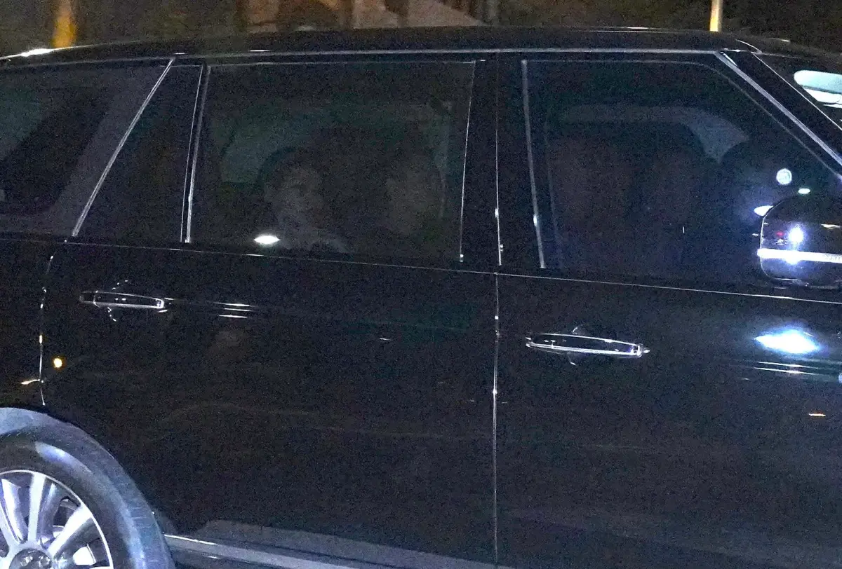 ▲汪小菲（右）與妻子馬筱梅（Mandy）傍晚6點45分搭乘售價超過300萬的名車返抵信義區家中，尚未走出家門，一路上也沒有回應媒體提問，據稱他此次來台是為了和S媽解決債務、大S遺產與家人歸屬等問題。（圖／記者朱永強攝影）