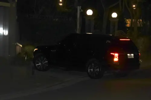 ▲汪小菲與妻子馬筱梅的車子約在傍晚6點45分返抵信義區的家中，兩人都未走出家門。（圖／記者朱永強攝影）