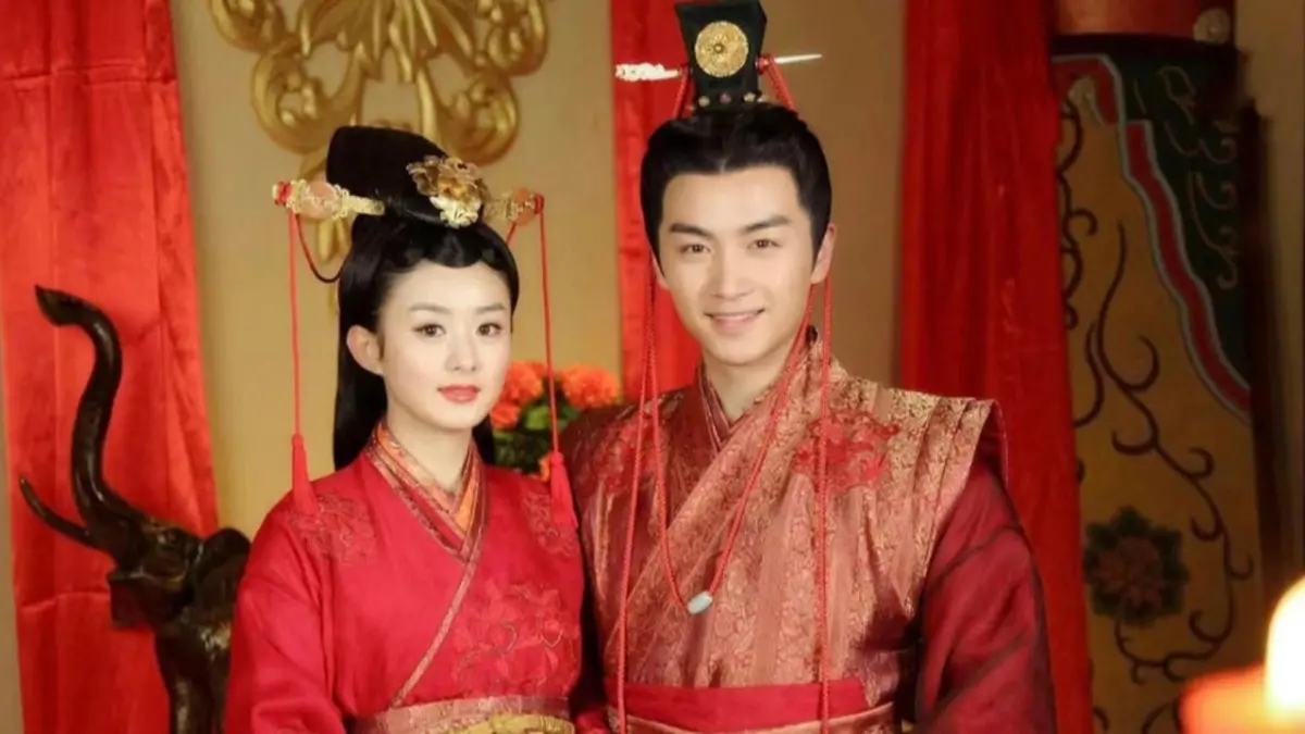 ▲大陸男星陳曉（右）近期與陳妍希共同宣布離婚，也導致他過去和趙麗穎（左）爆出緋聞一事再度甚囂塵上，粉絲也分析陳曉最終沒選擇趙麗穎的關鍵，和家世背景有關。（圖／《陸貞傳奇》微博）