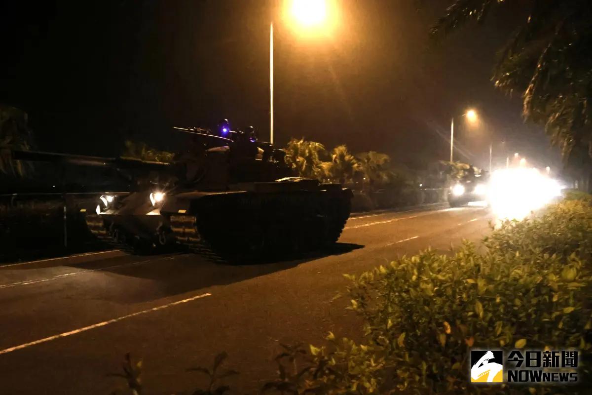 ▲陸軍機步333旅20日凌晨於屏東海灘進行「反擊作戰」灘岸殲敵演練，CM-11戰車行軍前往敵目標區。（圖／記者莊全成攝，2025.02.20）