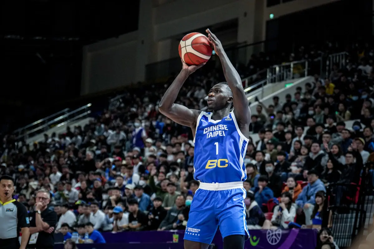 ▲根據籃協最新消息指出，阿巴西於2月10日練球時不慎導致右大腿受傷，加上原有的左腳踝舊傷尚未完全康復，經醫療團隊評估後，不得已決定退出本次代表隊。（圖／取自FIBA官網）