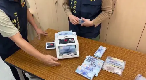 柯姓男子涉嫌勾結資產管理公司,誘騙假投資詐騙被害人抵押土地借貸再從中收取高額手續費,被害人再將款項交給詐騙集團,手法如「地面師」,檢警攜手破獲逮17人送辦,刑事局20日在記者會中說明犯案手法。(圖/警方提供) ▲柯姓男子涉嫌勾結資產管理公司,其中5名被害人的總財損達新台幣6000萬元。(圖/警方提供)