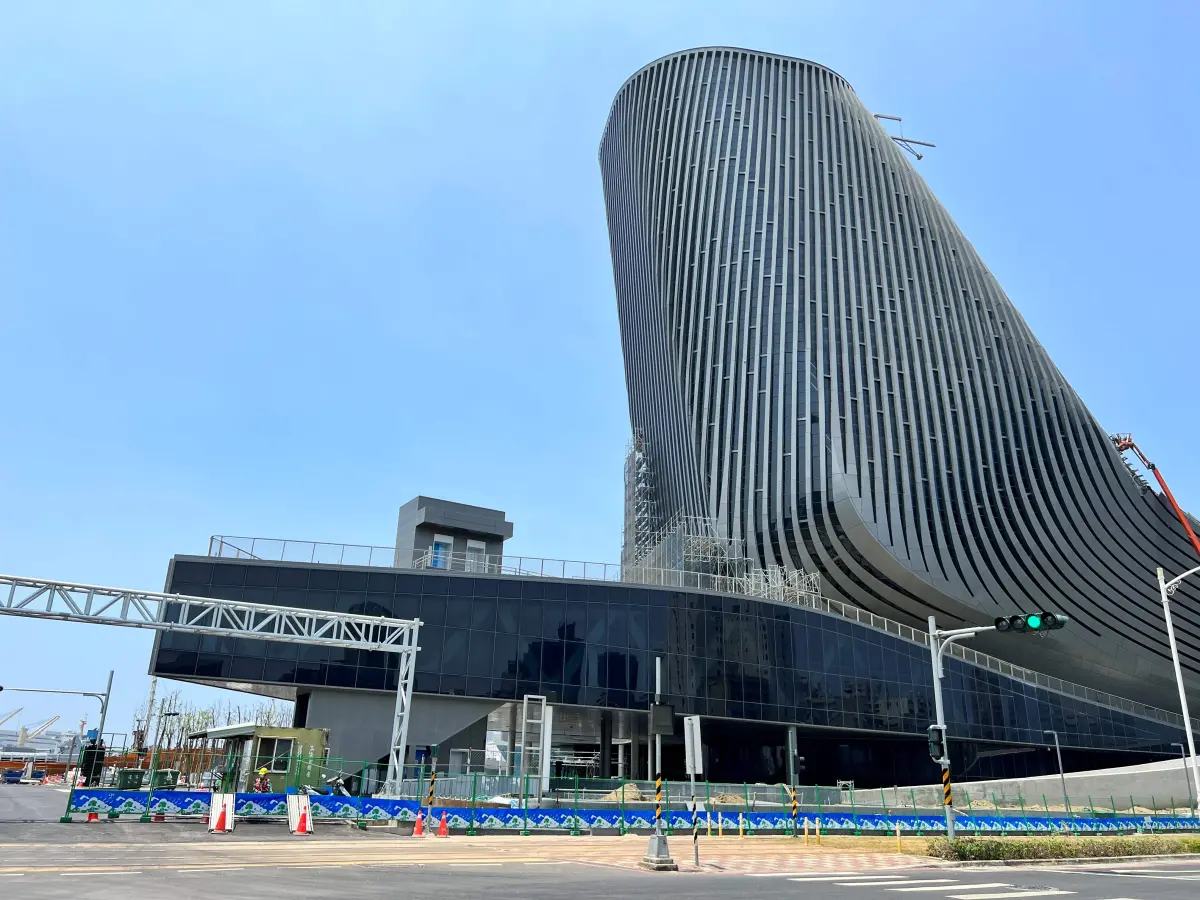 ▲黃線Y15站開發案，與高雄港旅運中心間立體連通系統，預計引入3000個就業機會。（圖／信義房屋提供）