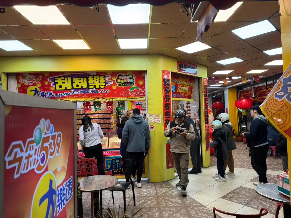 ▲今（20）晚威力彩頭獎金額衝上16.5億元，各地彩券行都出現排隊購買的人潮。（圖／記者潘毅攝）