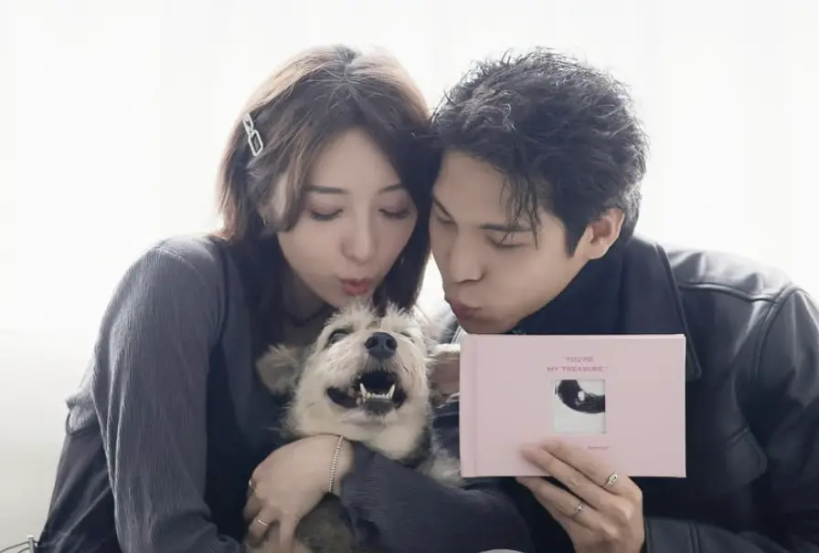 ▲37歲五熊（左）懷孕，在情人節那天驗出兩條線，開心宣布，「我要當媽媽了！」（圖／翻攝自五熊IG）