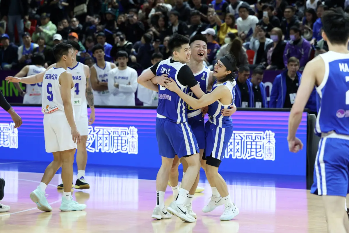 ▲中華男籃中華男籃91：84力克菲律賓，全隊激動擁抱。（圖／中華籃協提供）