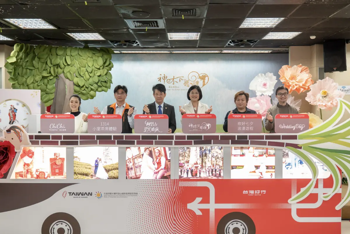 ▲阿里山神木下婚禮今年邁入第 19年，阿里山國家風景區管理處「阿里山幸福列車」浪漫啟航。（圖／交通部）