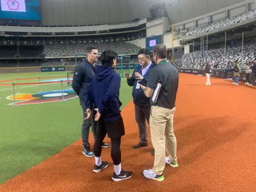 ▲陳傑憲在練完球後接受大聯盟主播、球評訪談。（圖／記者陳柏翰攝）