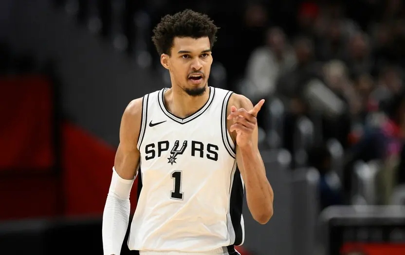 ▲「斑馬」Victor Wembanyama因為被診斷出「右肩深部靜脈血栓」問題，預計將缺席本季剩餘所有比賽，馬刺隊醫療團隊表示，他右肩產生血栓問題是在下半季開打前的例行性檢查中被診斷出來的。（圖／美聯社／達志影像）