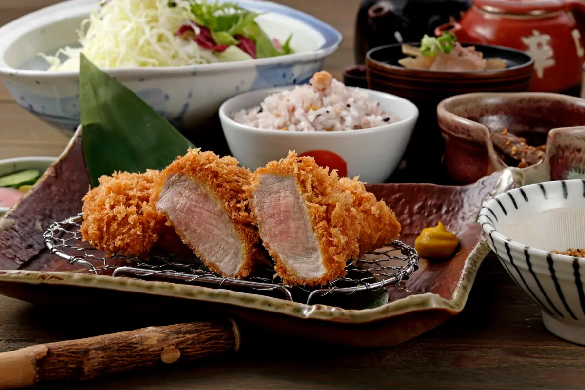 ▲2026年第6屆WBC世界棒球經典賽資格賽開打，球迷在台北大巨蛋吃什麼？樂天小香港外帶港點套餐84折、勝勢日式豬排加菜，金色三麥SPORTS NATION運動餐廳「啤酒5折」優惠一次整理。（圖／勝勢豬排提供）