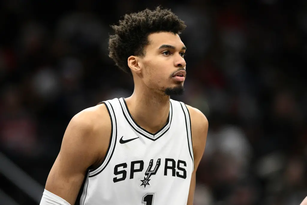 ▲馬刺Wembanyama因為右肩深部靜脈有血栓，賽季提前宣布報銷。過往就有許多NBA球員深陷血栓困擾，名人堂球星Chris Bosh還因為血栓問題困擾多年，最終宣布退休。（圖／美聯社／達志影像）