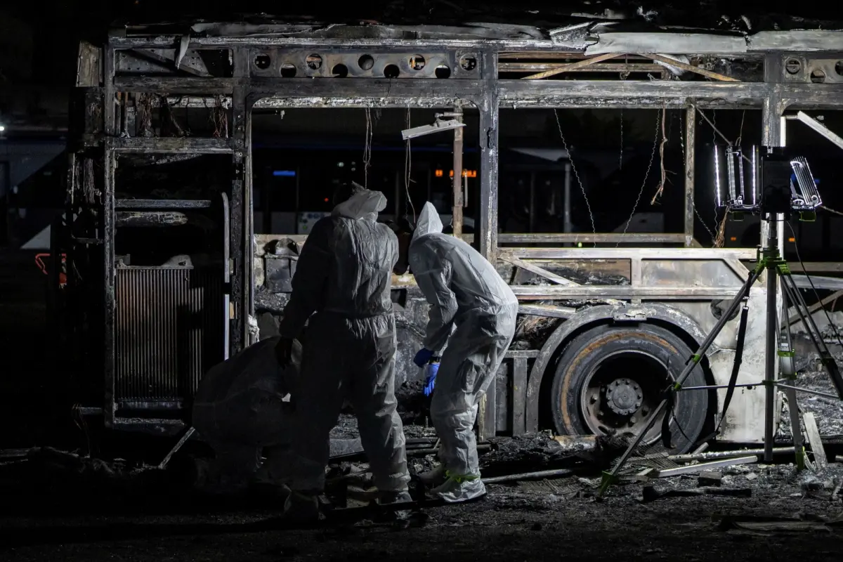 ▲以色列的巴特亞姆市，當地時間週四晚上發生巴士連環爆炸案，極其幸運的是，沒有任何人因此傷亡。（圖／美聯社／達志影像）