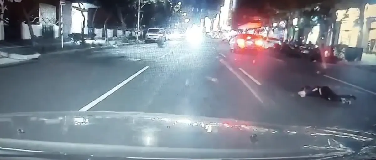 ▲高雄鳳山區發生一起死亡車禍，54歲許姓女子行經新甲國小前斑馬線，遭轎車撞飛後再遭另一輛車輾壓，送醫不治。（圖／翻攝畫面）