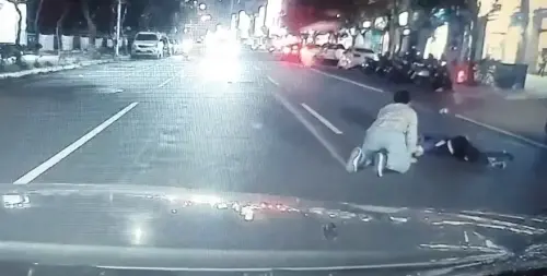 許女遭撞飛倒地後,第一輛車駕駛下車查看,疑似發現許女已無生命跡象,當場大喊要路人幫忙叫救護車。(圖/翻攝畫面) ▲許女遭撞飛倒地後,第一輛車駕駛下車查看,疑似發現許女已無生命跡象,當場大喊要路人幫忙叫救護車。(圖/翻攝畫面)