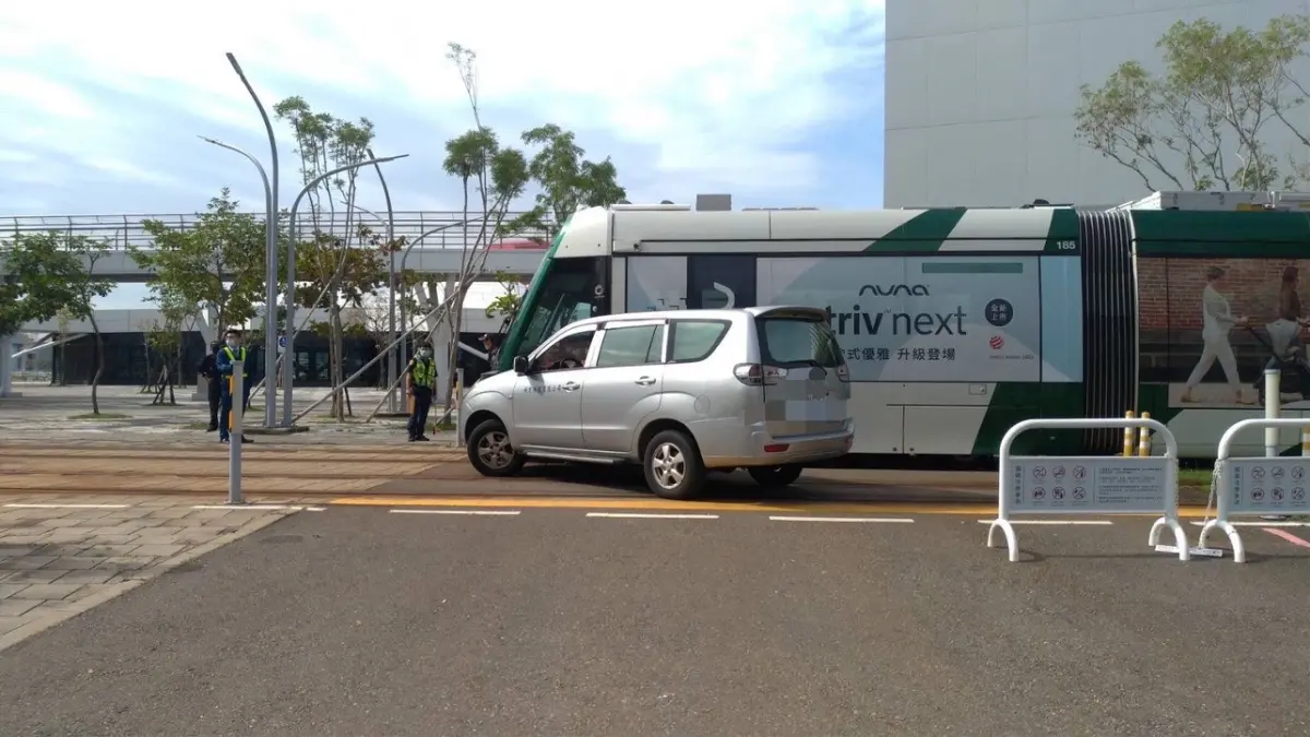 ▲汽機車違規闖入輕軌路口事故案件頻傳，駕駛人除交通違規外，除需繳納罰鍰(金)，更可能面臨最高可處2年有期徒刑或20萬元罰金。(圖／高市警交大提供)