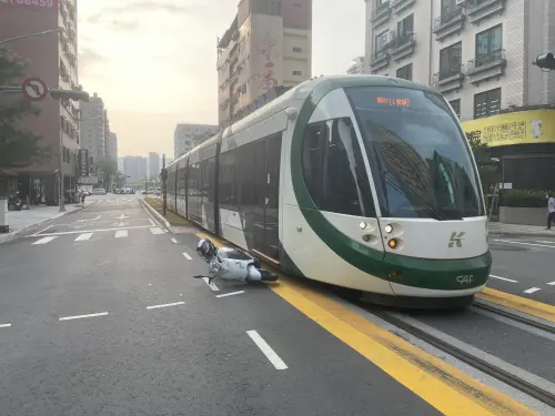 ▲高雄市政府警察局呼籲，請市民朋友行經輕軌共用路口或接近輕軌軌道區域時，務必遵守路口標誌、標線、號誌指示行駛。(圖／高市警交大提供)