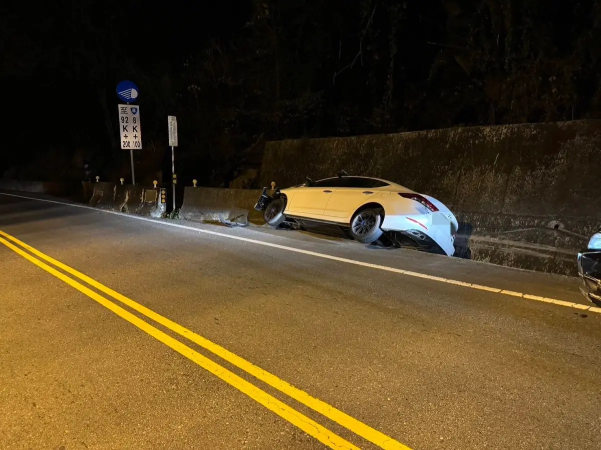 ▲台中東勢區台八線12.8K處，16日晚間發生一輛自小客車行駛間，突然衝向山壁，跌落水溝交通事故，所幸車上一對夫妻皆僅受輕傷，沒有大礙。（圖／警方提供）